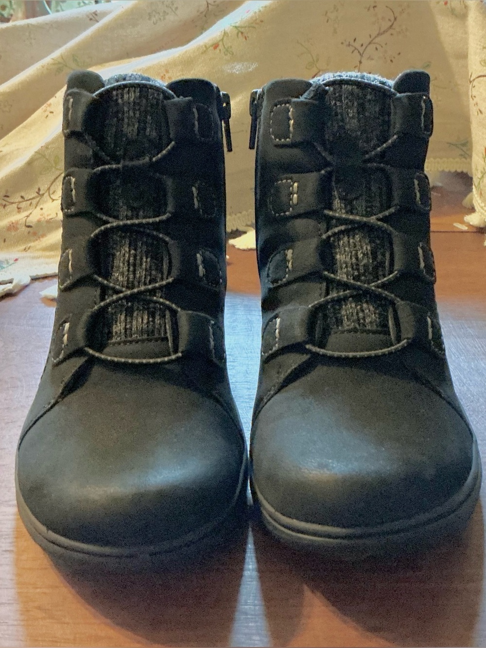 Clarks Black women’s Ankle Boots Hook-and-Loop Strap design zipper on side sz 7